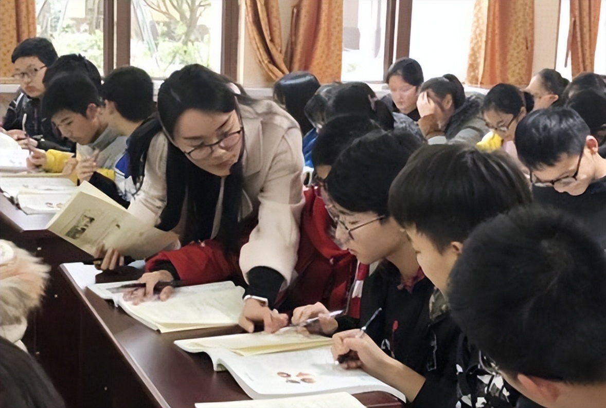 985高校教授晒工资单，公积金顶普通人月薪，网友：这就是差距