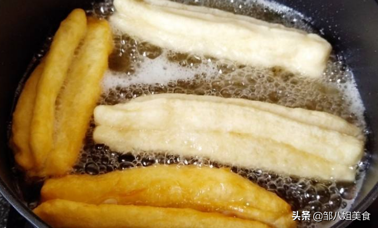 炸油条加酵母，难怪不好吃！教你正确做法，油条不僵硬，蓬松酥脆