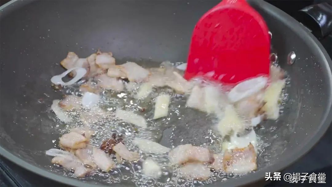 面条别水煮，放锅里简单一蒸，筋道、爽滑、入味，一次3碗吃不够