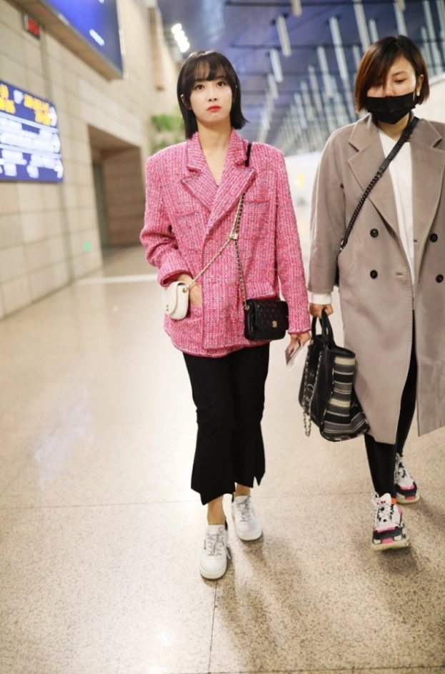 87年的宋茜越来越美,粉色西装配八分裤时尚洋气,双子包显个性