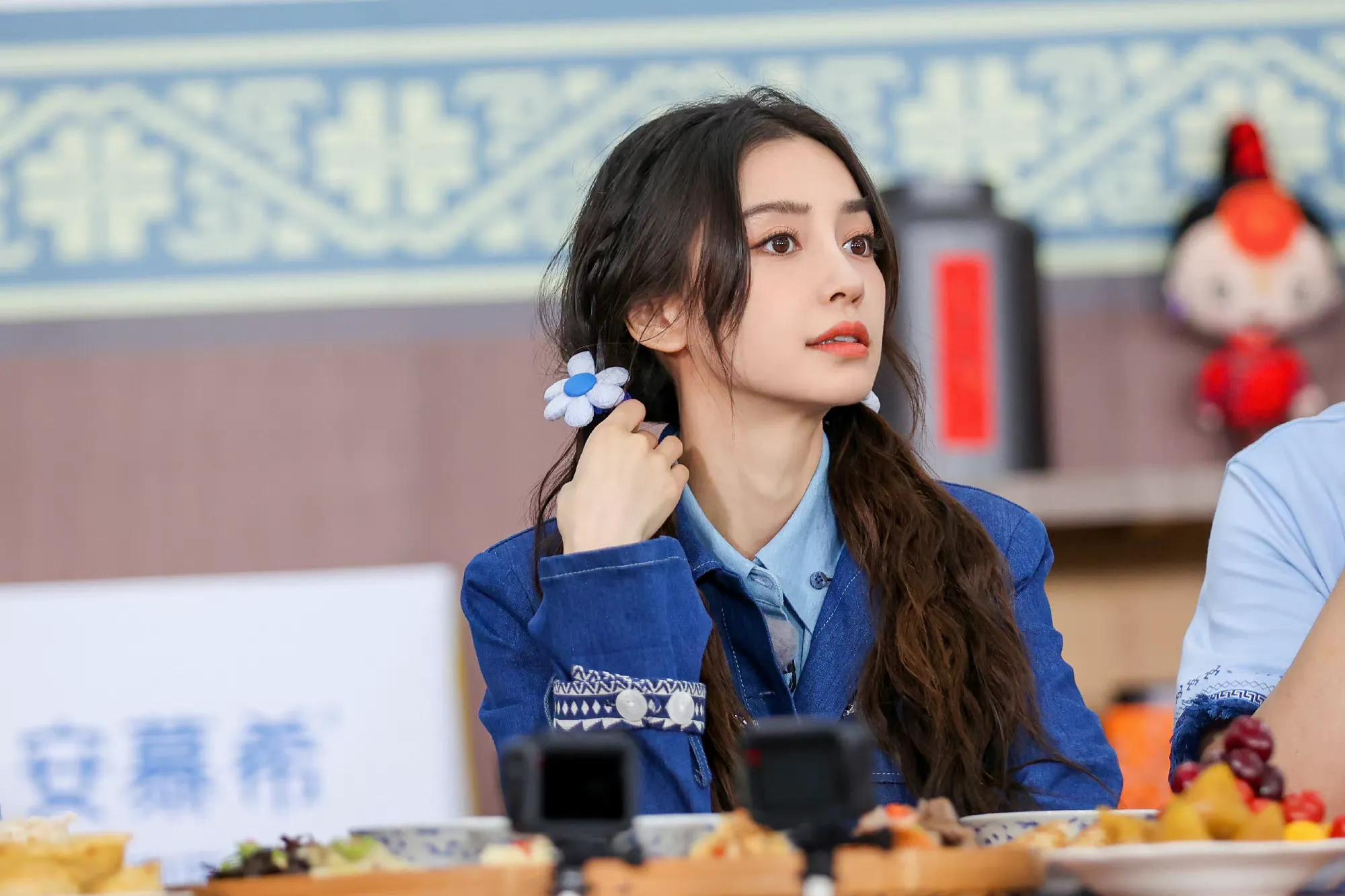 新一期《奔跑吧》和《萌探2》之最新一期的Angelababy