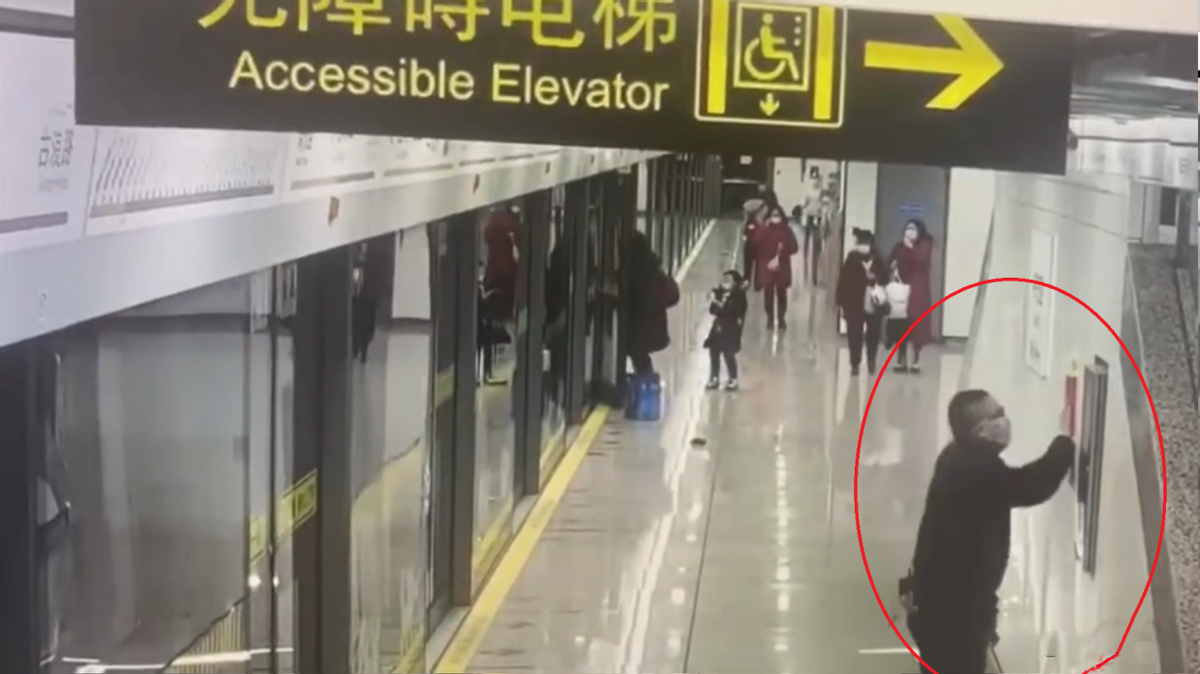上海乘客被地铁门夹住后身亡！地铁有多重保护机制，为何都没用？