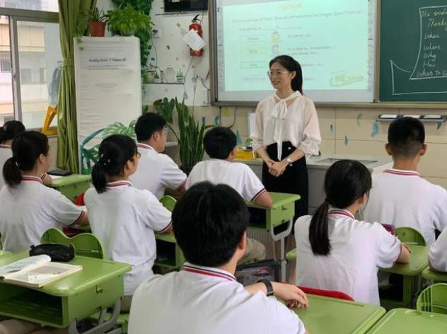 杭州95后女教师，入职四年就当上副校长，引起网友质疑