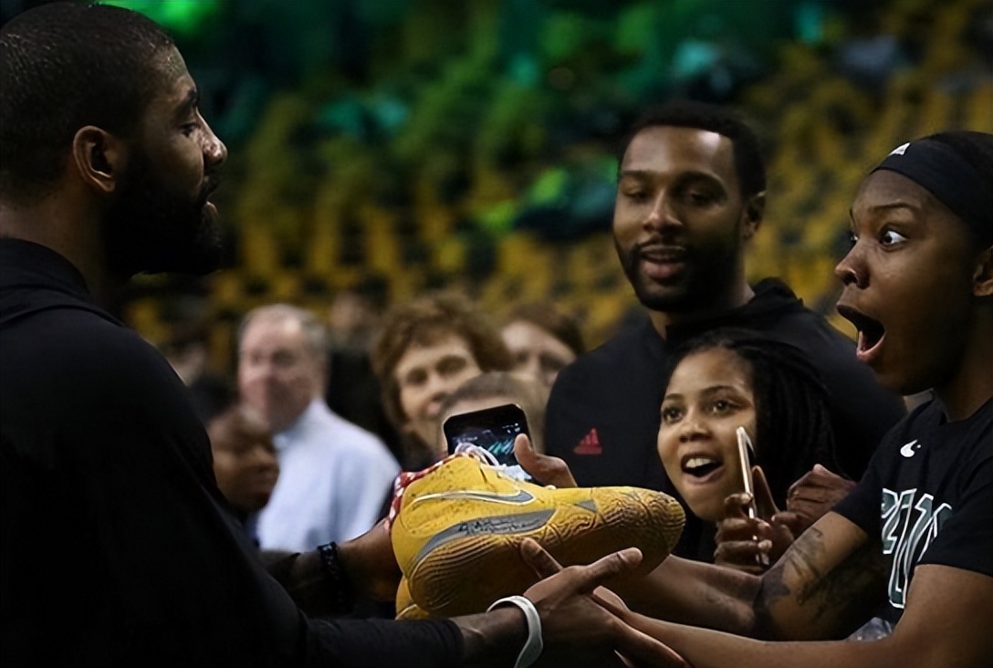 为何NBA球星那么有钱，但是送球鞋给球迷 会把鞋垫拿出来？