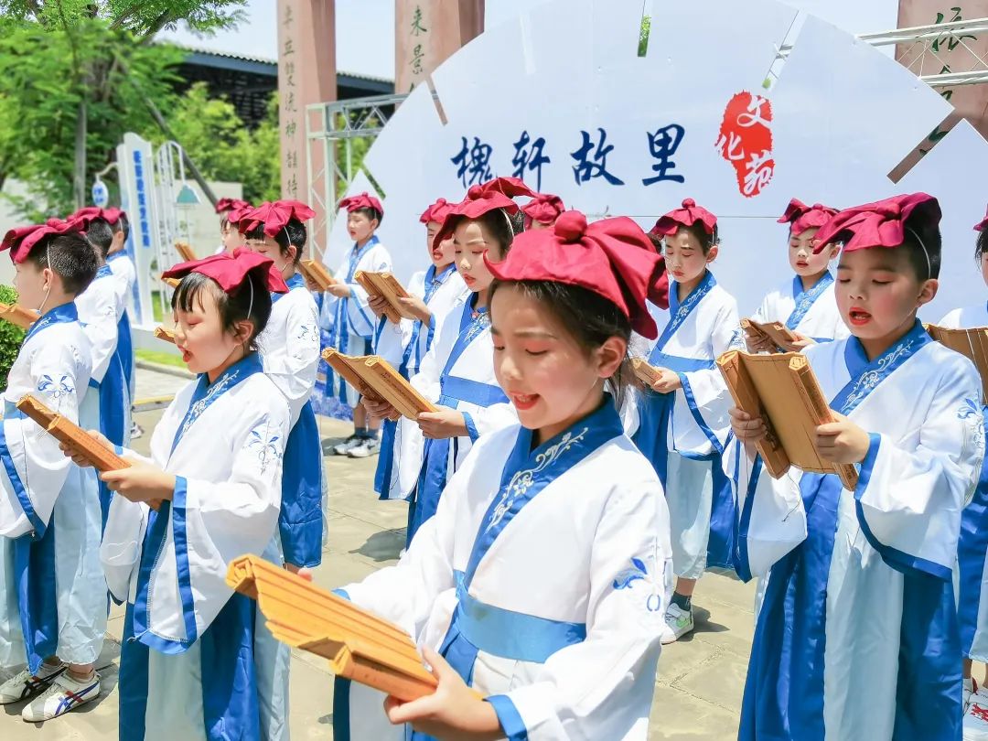 成都市双流区金桥小学师生代表参加槐轩故里文化苑揭牌仪式