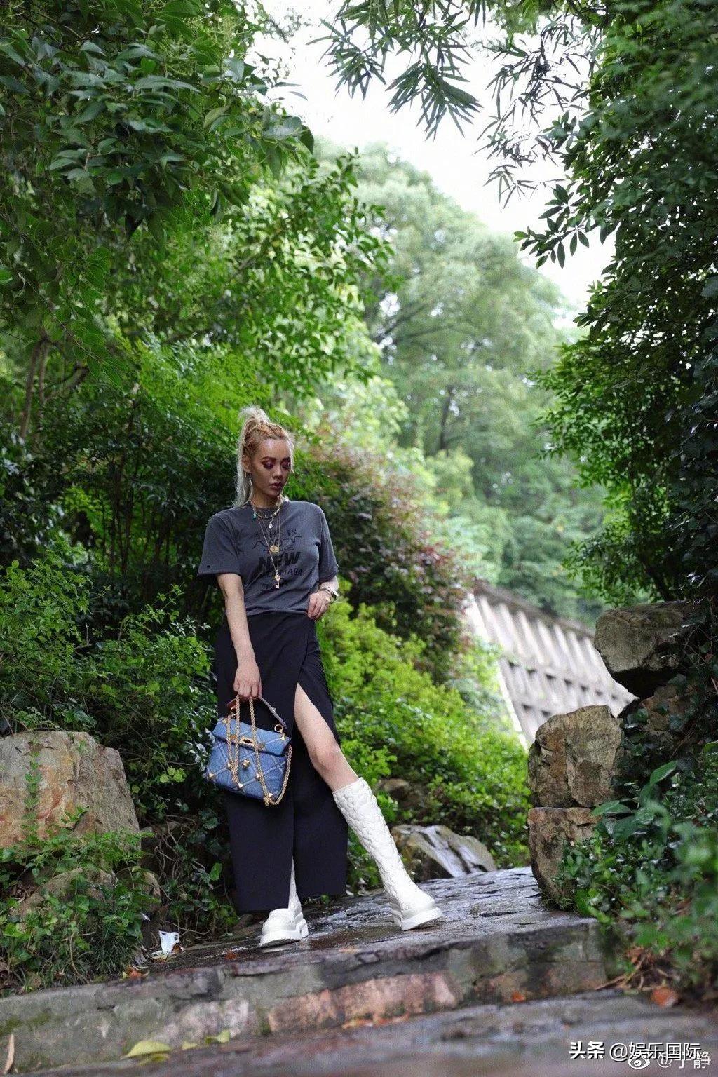 宁静晒山间漫步随拍 金发脏辫配长靴好酷飒