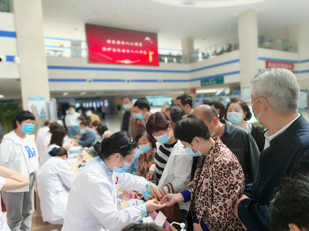 渭南市中心医院举办“防治肥胖日”义诊活动