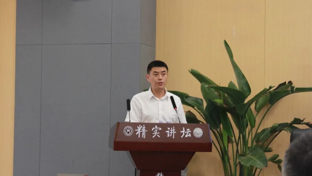 新兴中学和附小承办并开展“携手青春，微笑向阳”心理健康活动