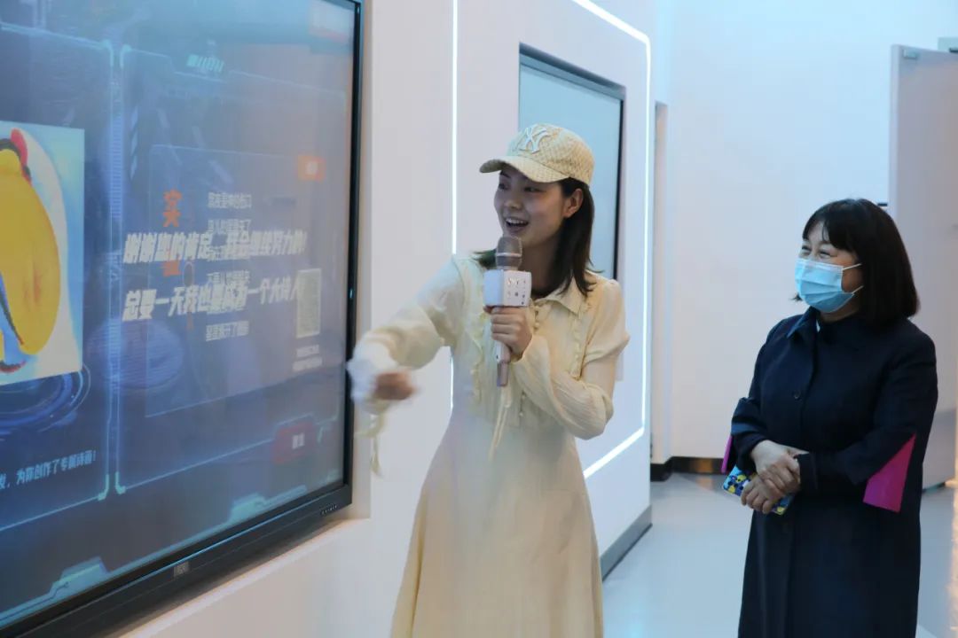 双流区实验小学外国语学校全体教师受邀到区融媒体中心参观学习