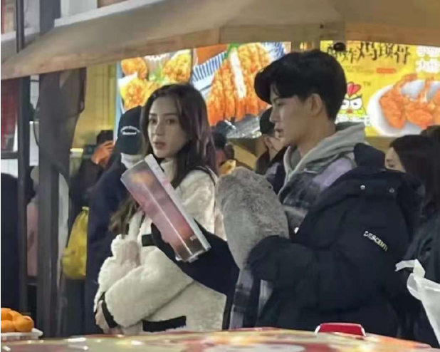 Baby菜市场拍戏被偶遇!光腿抱个大热水袋,颜值太高被路人盯着看