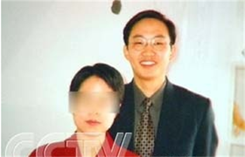 2003年，医生为娶情人进门，给妻子下毒2年，看着妻子慢慢死去