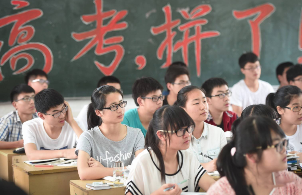 难找工作的专业排行，新闻学榜上有名，第一名意料之中