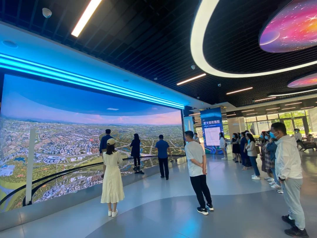 双流区实验小学外国语学校全体教师受邀到区融媒体中心参观学习