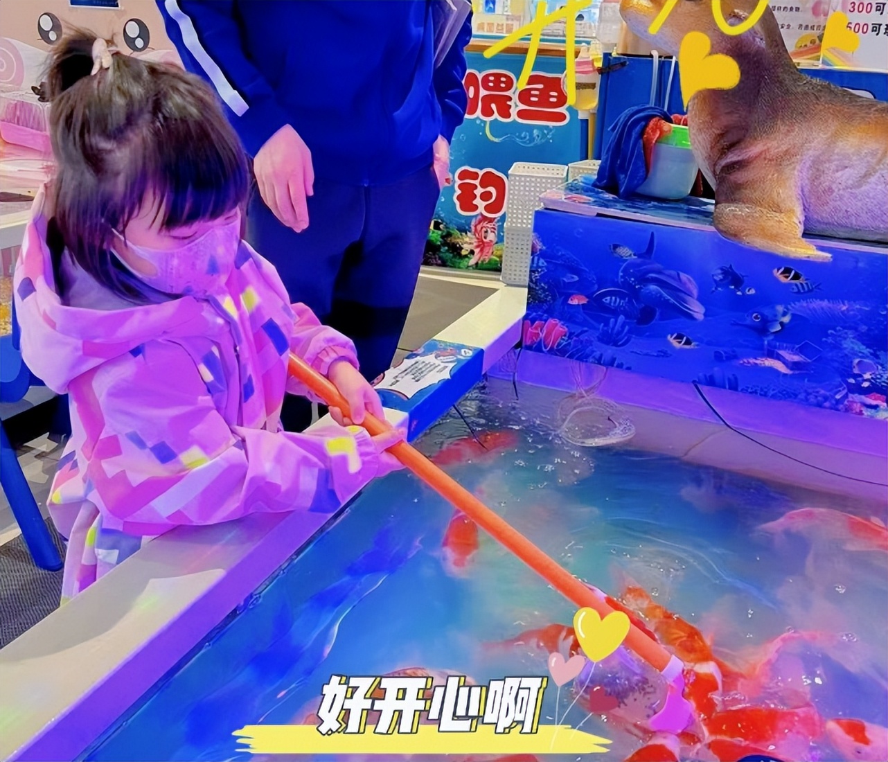 王祖蓝夫妇带娃出游，一人抱一娃大秀幸福，俩女儿个头猛蹿像妈妈