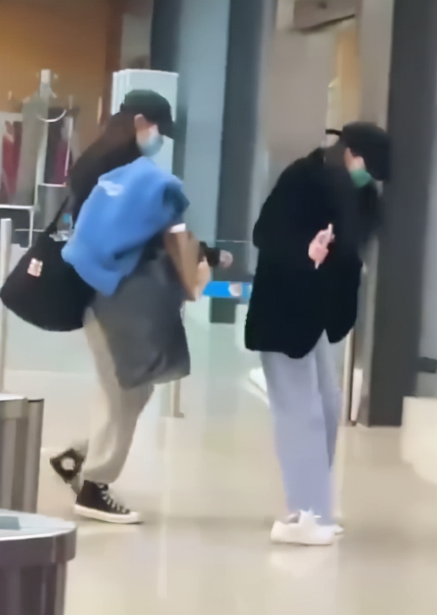 迪丽热巴深夜与助理聚餐!喝豆奶溅一身表情失控,扎丸子头好可爱