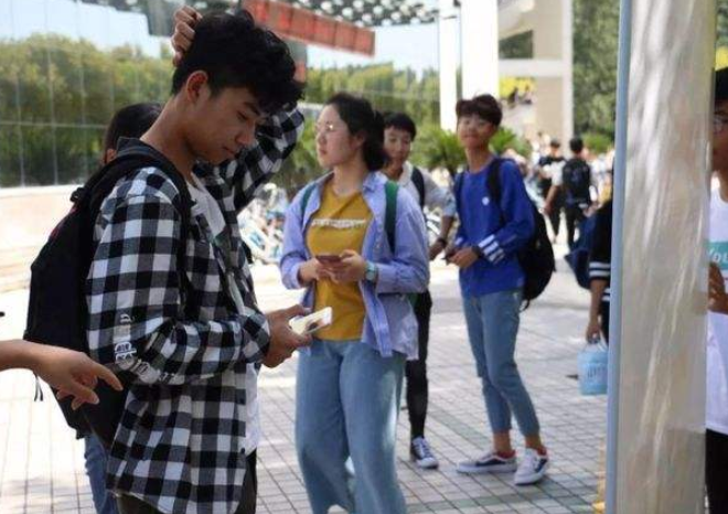 大学生每月多少生活费合适？40万份调查结果，让无数家长感觉被坑