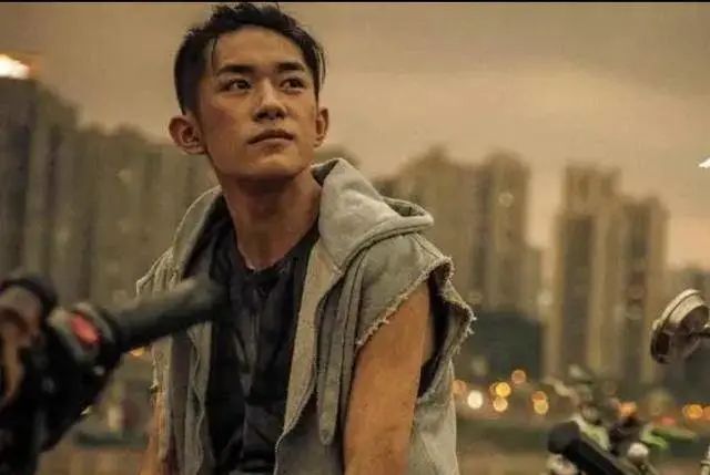 易烊千玺放弃国家话剧院入职：某些小镇做题家为何那么遭人反感？