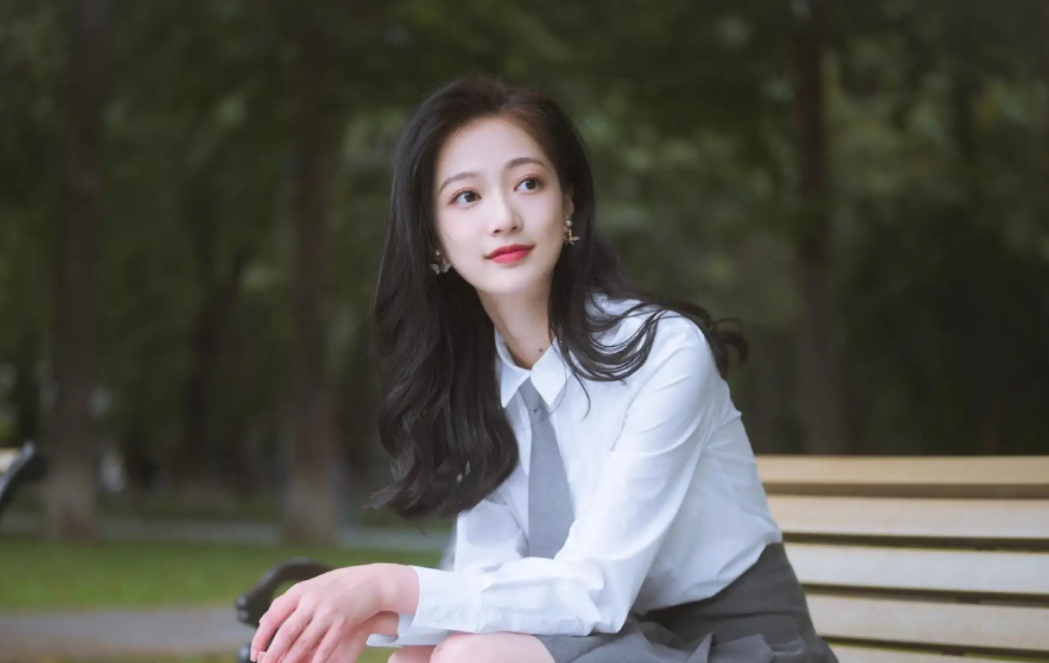 冯琳毕业合照流出，笑容甜美清新可爱，但比起室友还是略有逊色