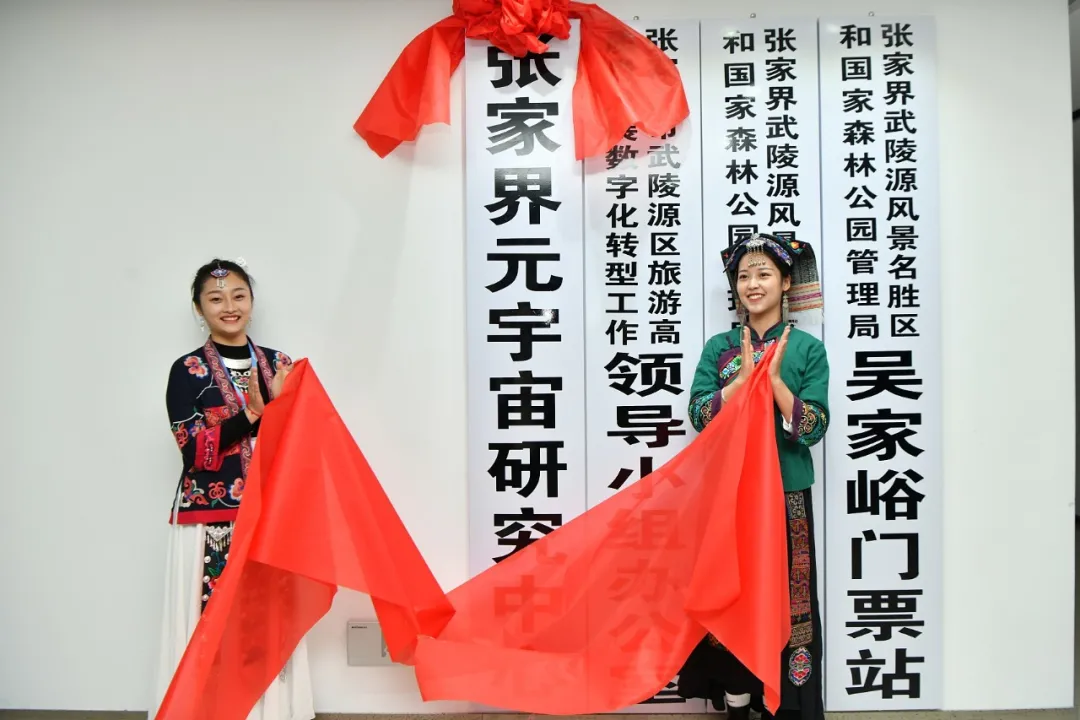第一批元宇宙游戏玩家,靠炒房暴富了