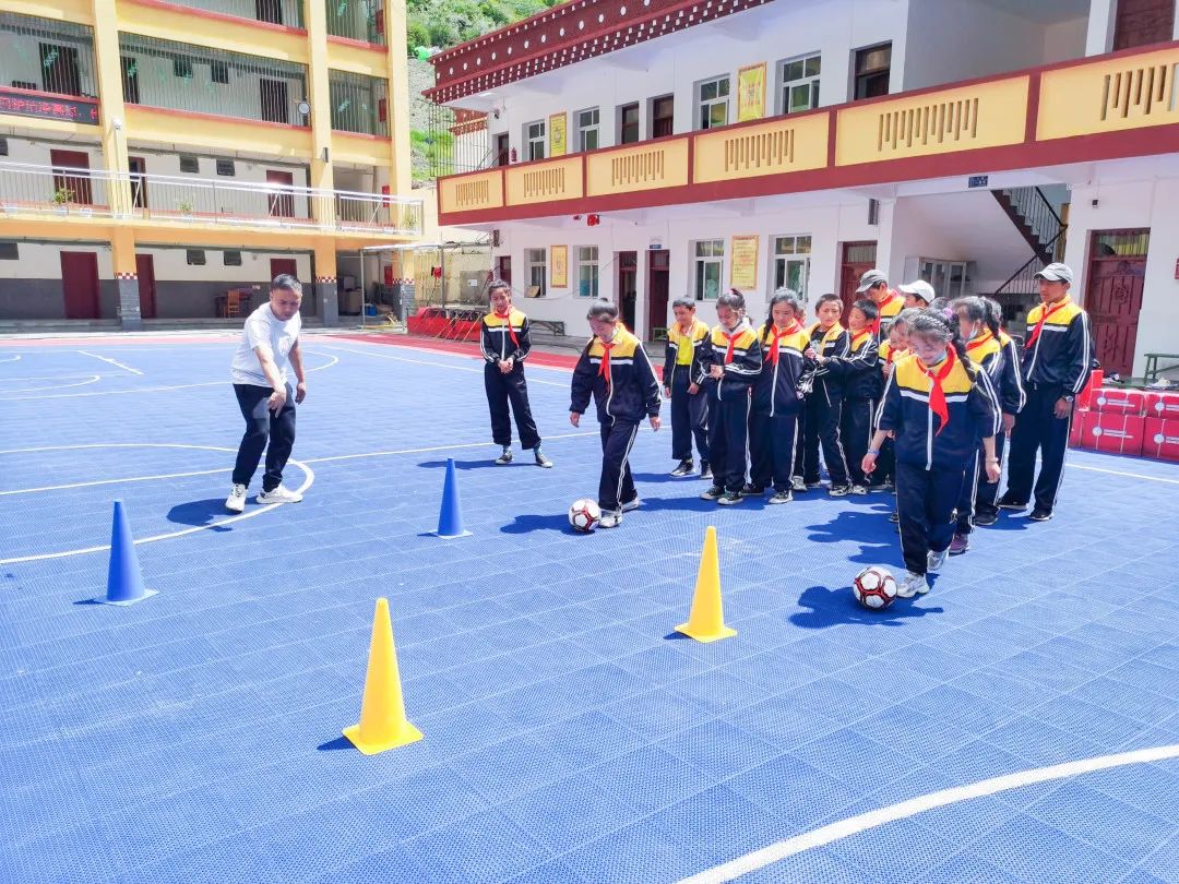 成都市双流区金桥小学教师赴巴塘县开展“校对校”交流活动