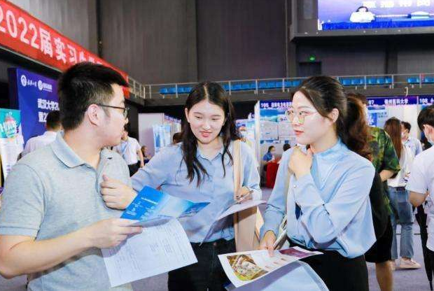 大学生初次约会，全寝女生来“支援”，评论区却满是“嫉妒声”