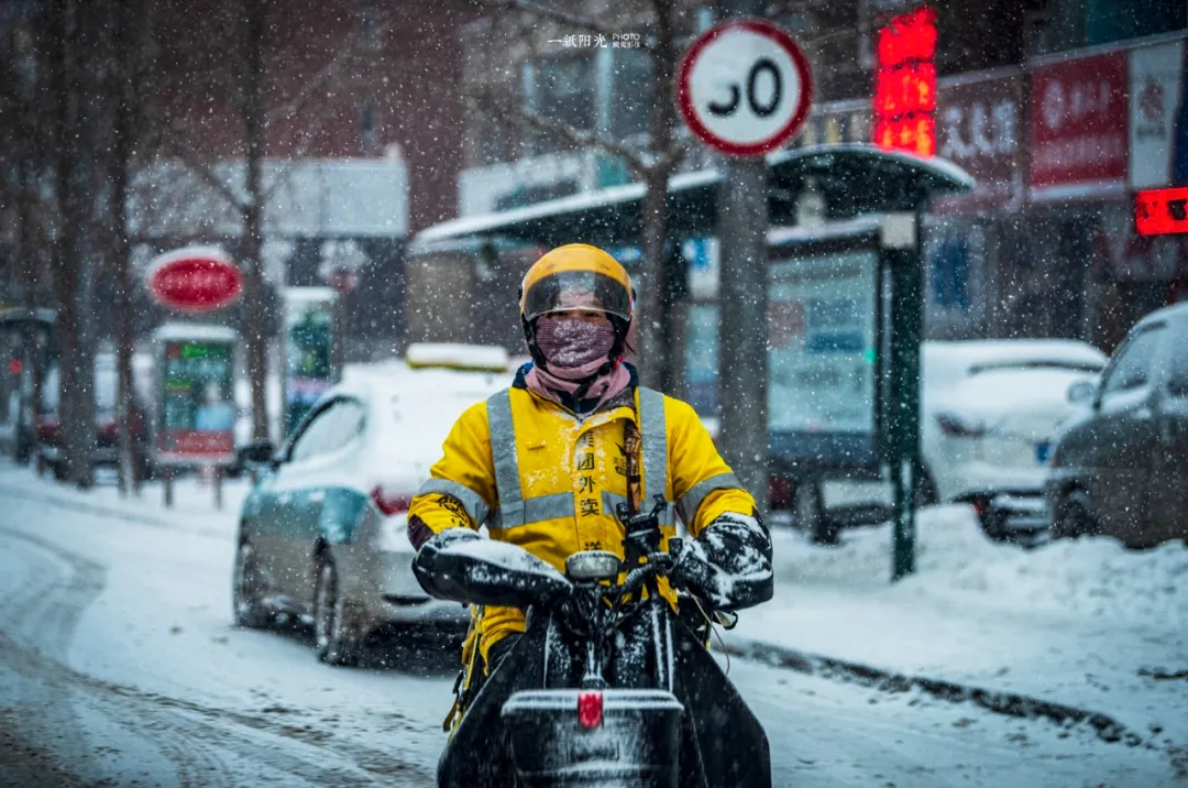“打工就是我儿子”！职校女辱骂外卖员，道出一个残酷的真相