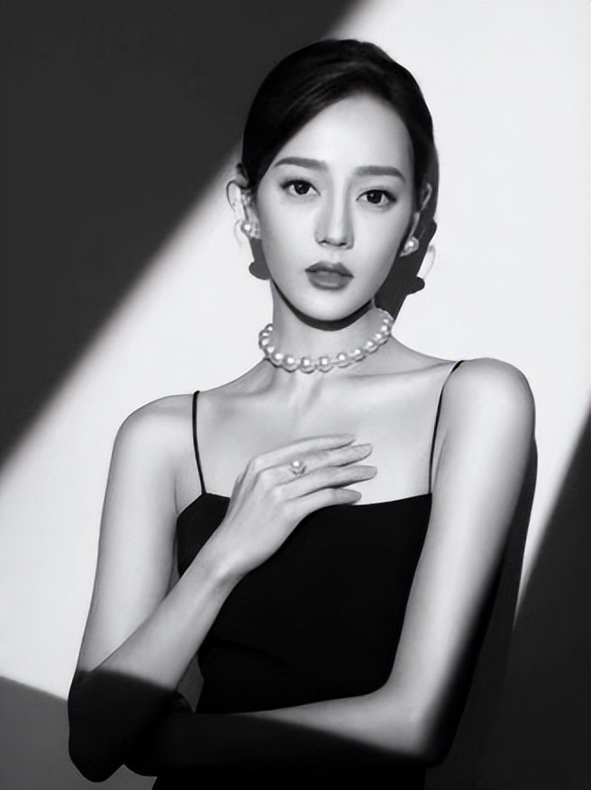 说到娱乐圈会戴珍珠的明星,迪丽热巴绝对是娇娇者,她的许多活动造型都