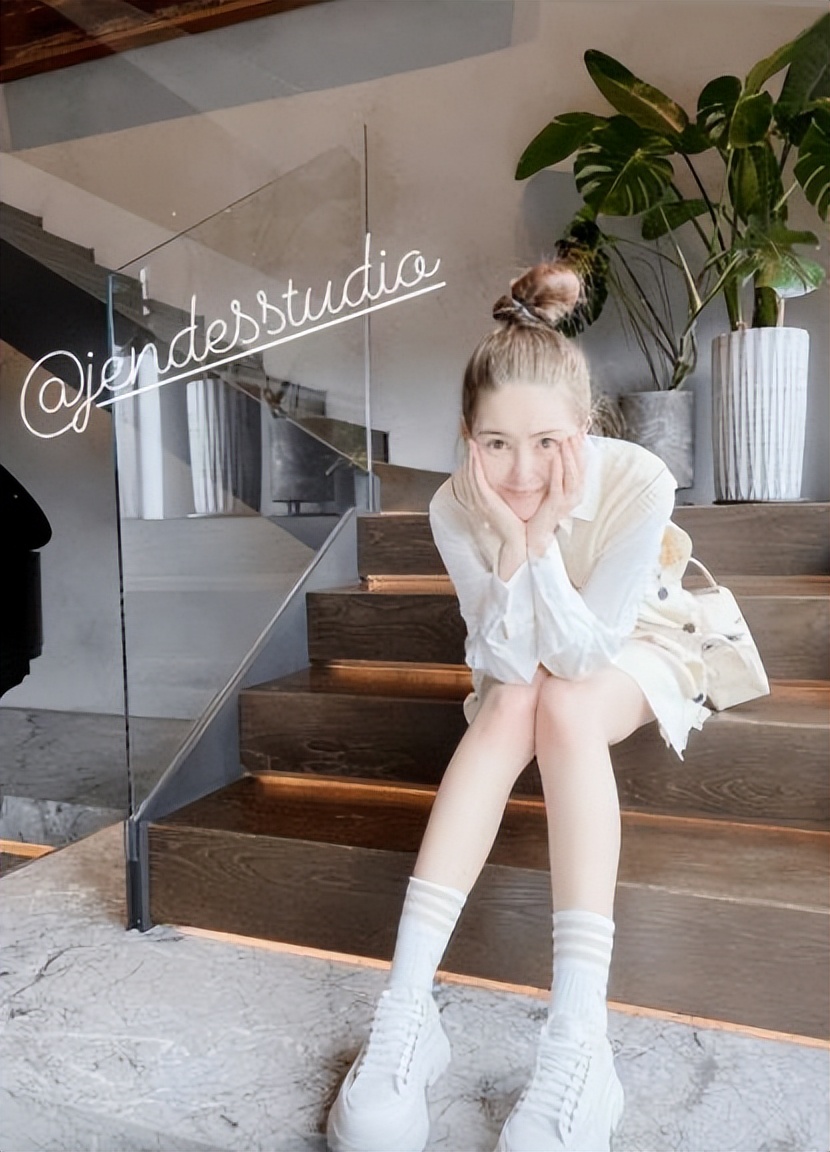 周杰伦真享天伦之乐！儿女在旁边真温馨，昆凌三胎后穿搭风格大变