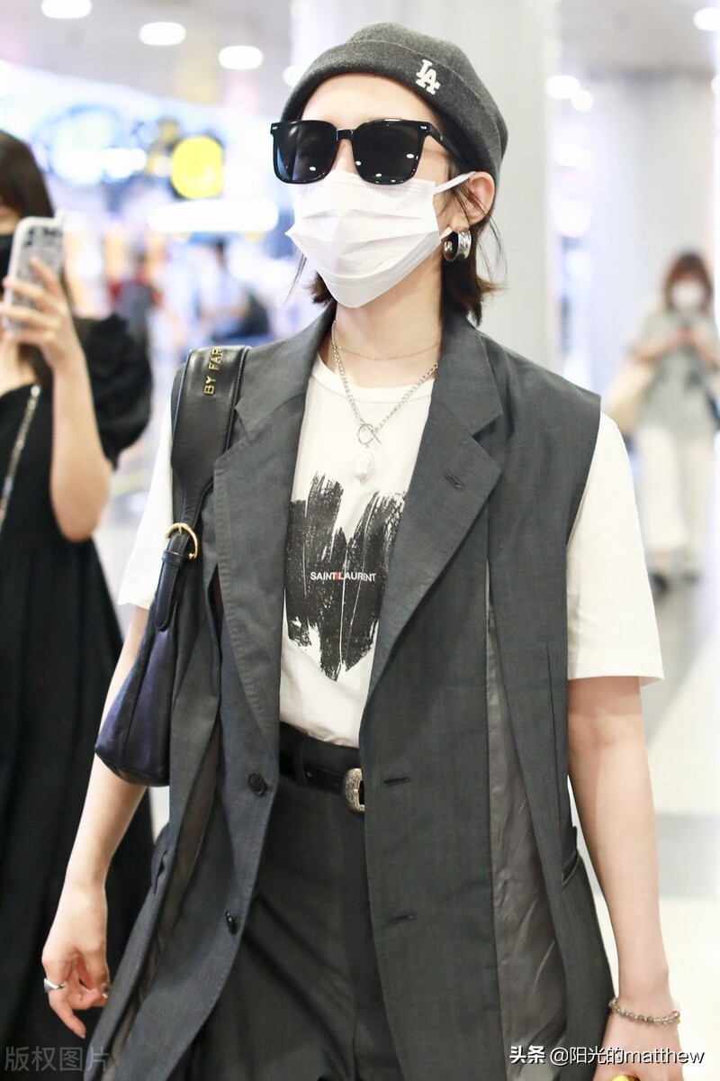 孟美岐坎肩搭西裤现身机场，路遇粉丝热情配合摆拍