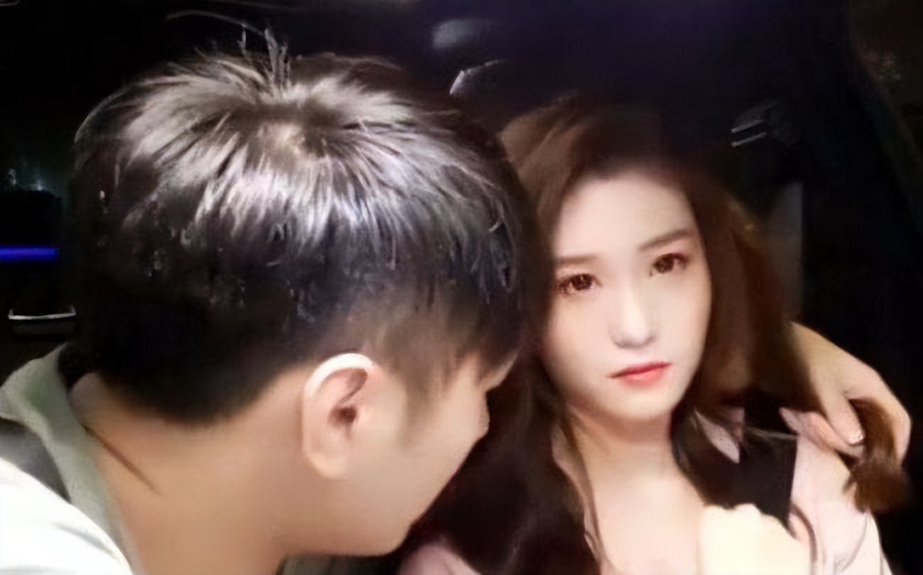 女网红沈樵，自拍15部视频获利30余万元，为钱与人视频聊天