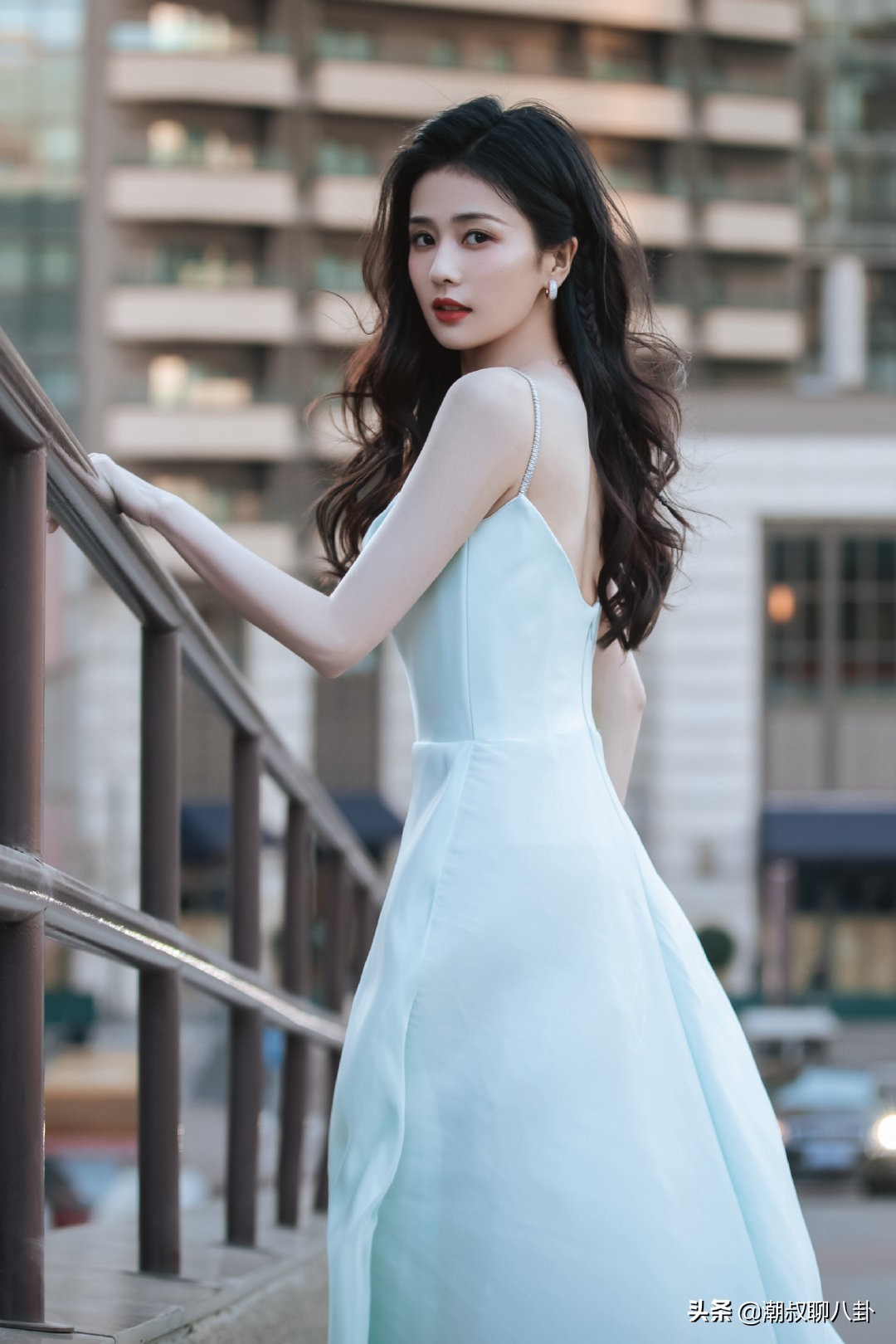 清纯可爱一面的白鹿，蓝色长裙太美了