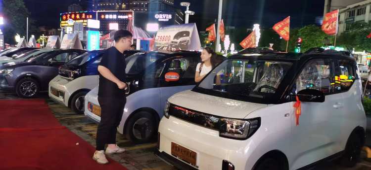 武宣舉辦新能源汽車(chē)推廣活動(dòng)，倡導(dǎo)低碳出行激發(fā)消費(fèi)新活力