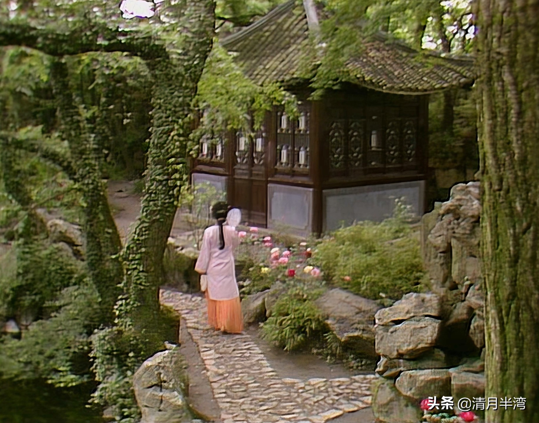 同样是演“宝钗扑蝶”，张莉灵气四溢美如画，李沁木头桩子干扑腾