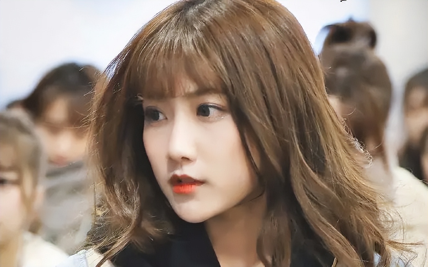 李艺彤清新甜蜜，灵动又亲切，明艳不可方物，尽显少女活力