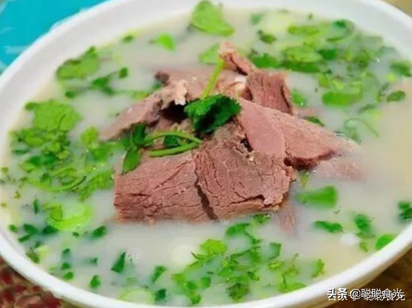 炖羊汤用料太多，难怪不好喝，记住只用3样料，汤浓肉香没膻味