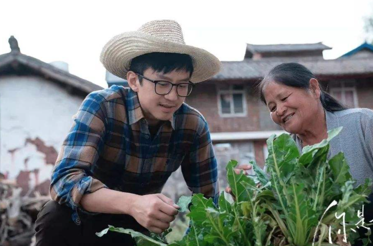 邓超与王西拍照似情侣太亲密(网友评论调侃:娘娘孙俪快来看)