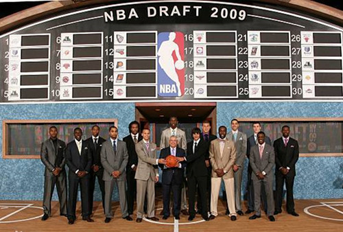 NBA2009届选秀(库里和哈登领衔，回顾2009年选秀，竟是NBA稀有的“大年”)