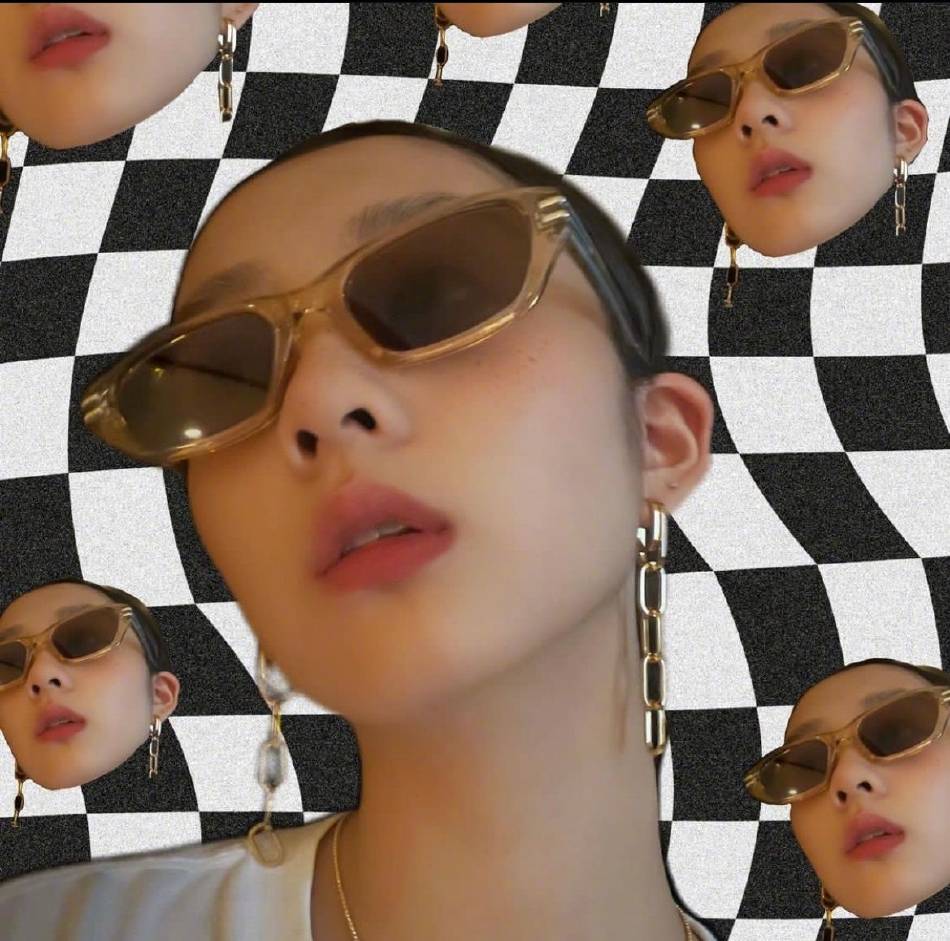 黄多多戴墨镜花式自拍，红唇吸睛美甲精致酷飒十足
