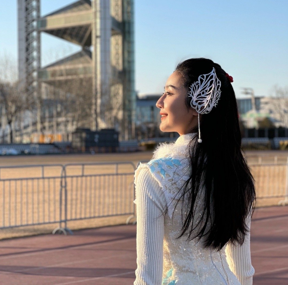 还记得“点读机女孩”吗？成为康辉师妹的她参加冬残奥会开幕式了