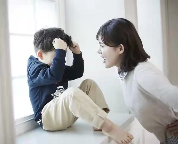 “妈妈管你，是因为关心你！”关于管教孩子，父母别再这么想了