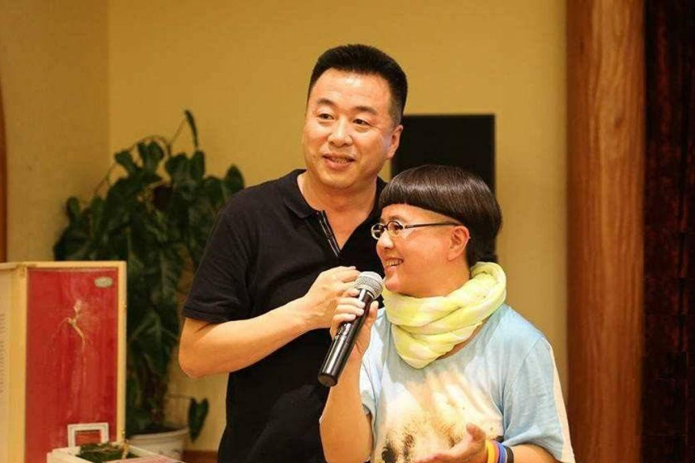 “金龟子”刘纯燕：穿千元拖鞋低调逛商场，网友：一点都没变