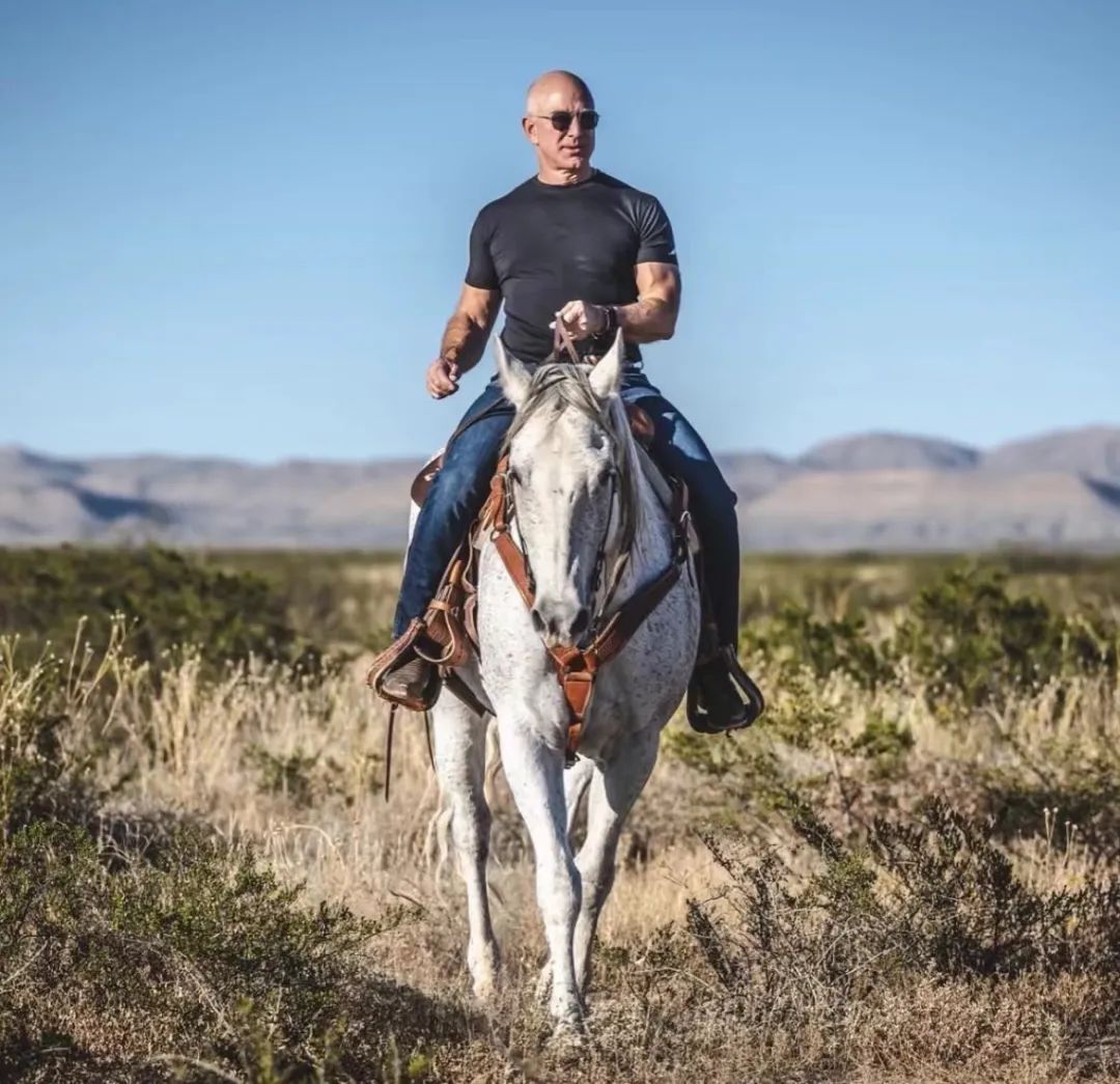 马斯克冷白皮大肚腩辣眼睛！嘲比尔盖茨身材不好的他，原来是垫底