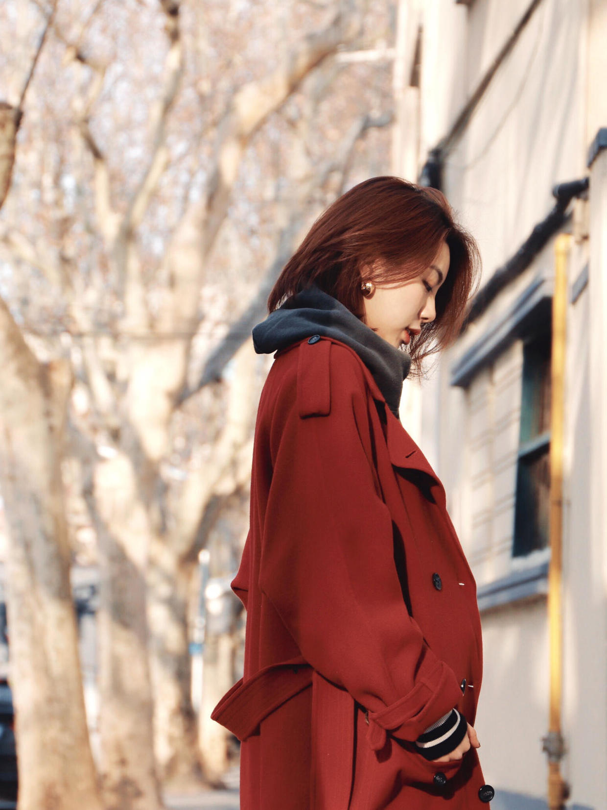 冬季还是穿“红色大衣”最洋气，配裤子、裙子，比你想象中更高级