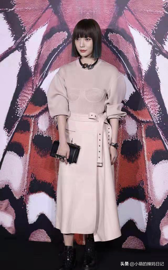 今年火了一种穿法，叫“卫衣+过膝裙”，时髦还显瘦，贼好看