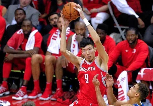 中国球员为什么没有nba选秀(中国球员进入NBA的敲门砖，二轮秀王治郅场均25分，状元姚明呢？)