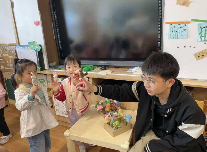 苏州一男幼师火了，“可盐”又“可甜”，笑起来还有两个小酒窝