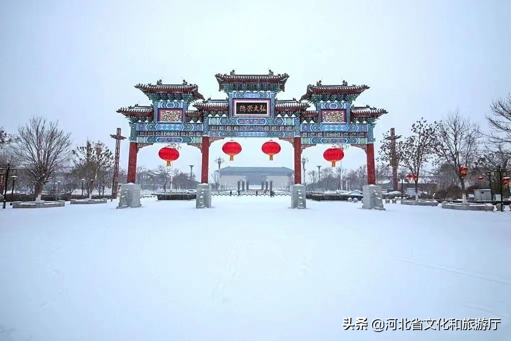 河北定州：飞絮弥漫天地 古城美不胜收