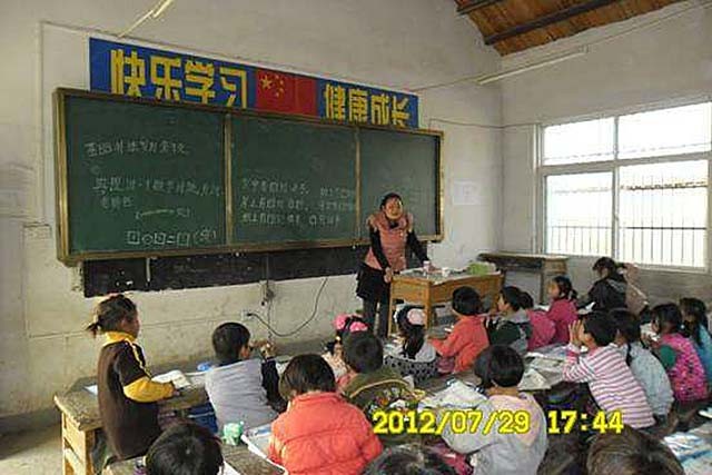 安徽光棍兄弟收养弃婴，给拖拉机装土赚奶粉钱，34年后女婴成教师