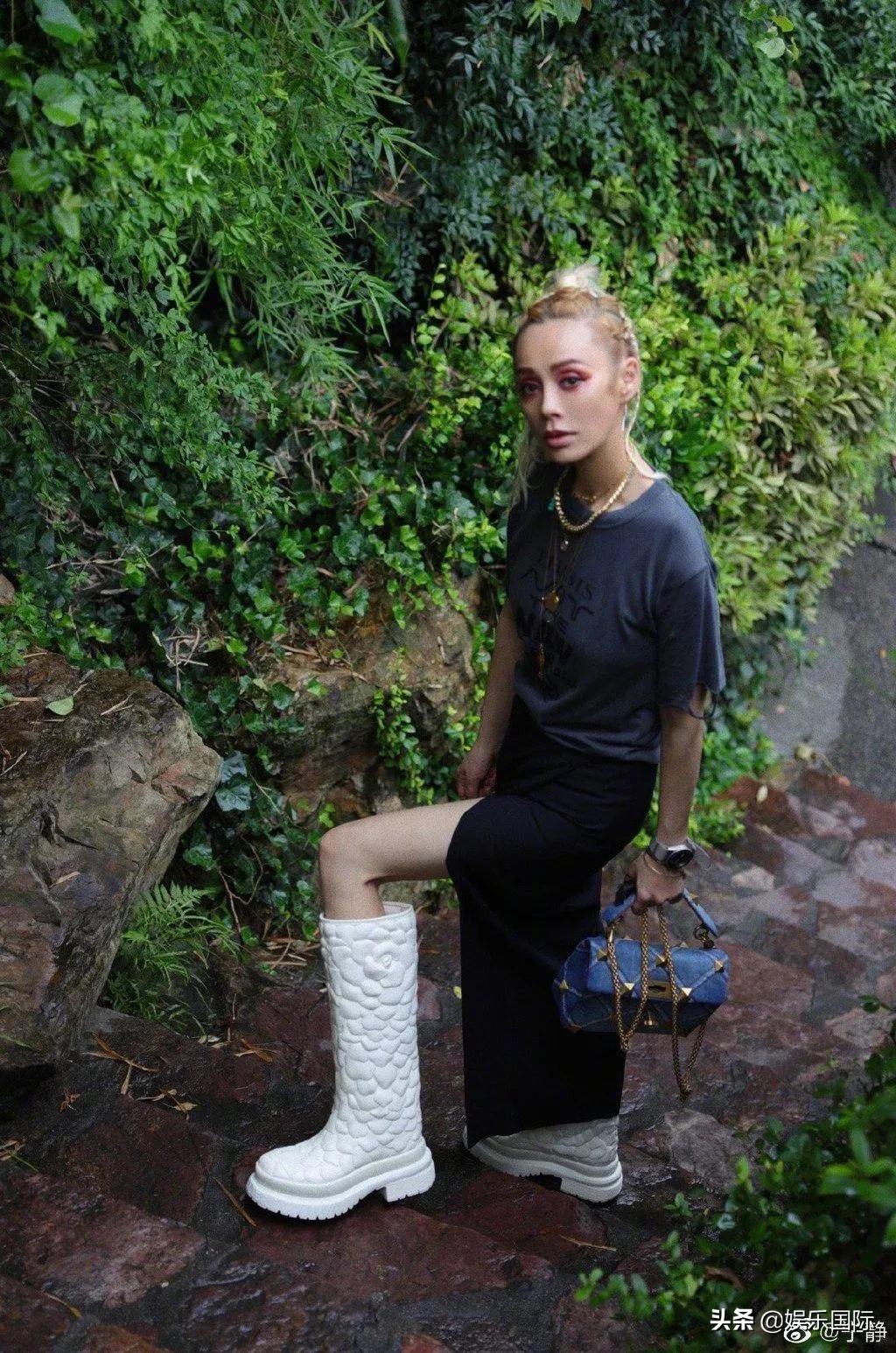 宁静晒山间漫步随拍 金发脏辫配长靴好酷飒