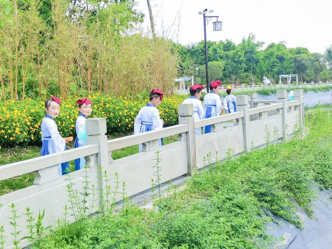 成都市双流区金桥小学师生代表参加槐轩故里文化苑揭牌仪式